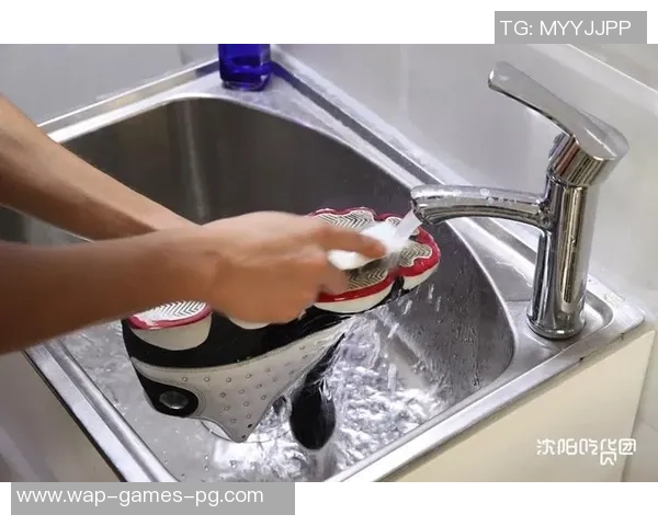 如何有效预防足球鞋磨泡带来的困扰与伤害技巧分享 如何有效预防足球鞋磨泡带来的困扰与伤害技巧分享