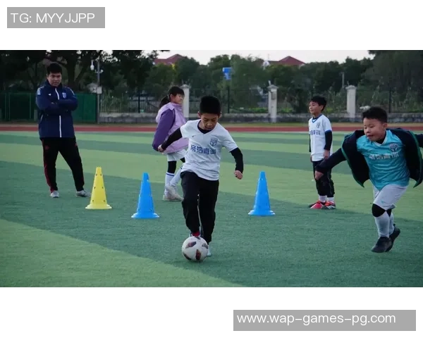 小学足球战术解析与实战应用技巧提升学生团队合作与竞技水平 小学足球战术解析与实战应用技巧提升学生团队合作与竞技水平